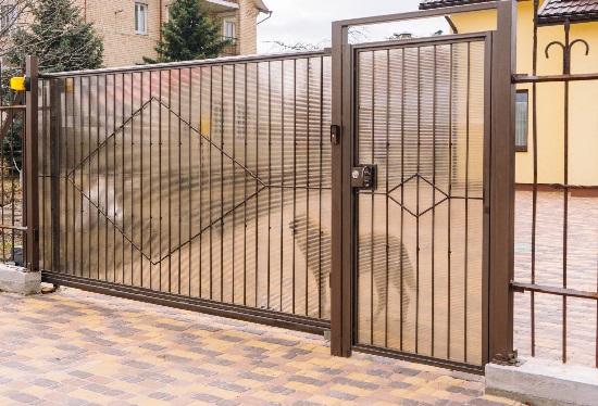 Купить ворота из профлиста с элементами ковки, с металлическими столбами в рамке или под дерево в Соликамске от 153270 руб